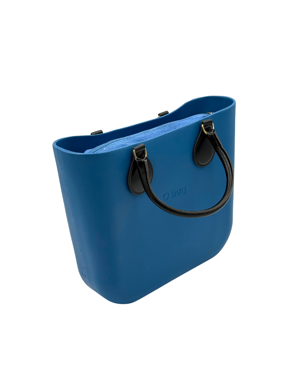O bag Mini – Blaue Umhängetasche mit schwarzen Lederhenkeln