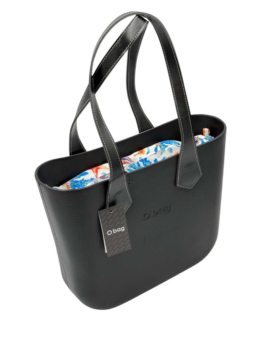 O bag Mini – Schwarze Tragetasche mit Ocean-Print-Innenfutter