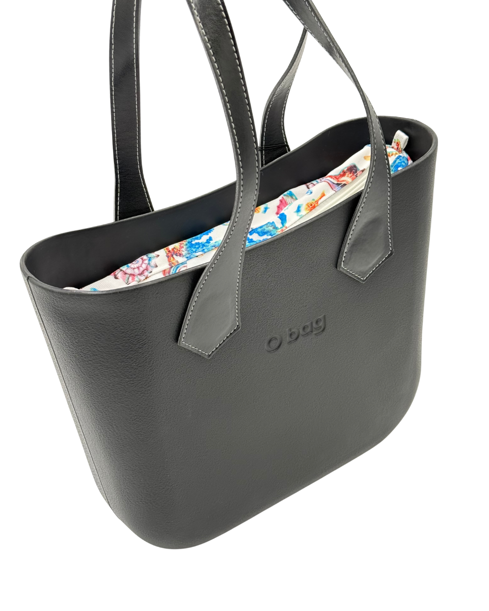 O bag Mini – Schwarze Tragetasche mit Ocean-Print-Innenfutter