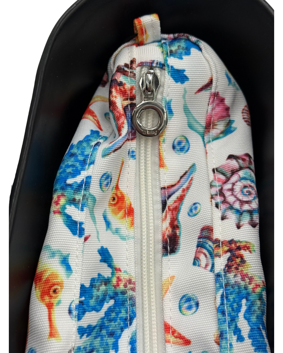 O bag Mini – Schwarze Tragetasche mit Ocean-Print-Innenfutter