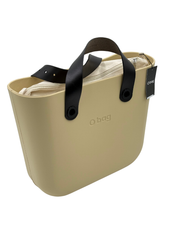 O bag Mini – Henkeltasche in Sandbeige mit schwarzen Griffen & cremefarbenem Inneren