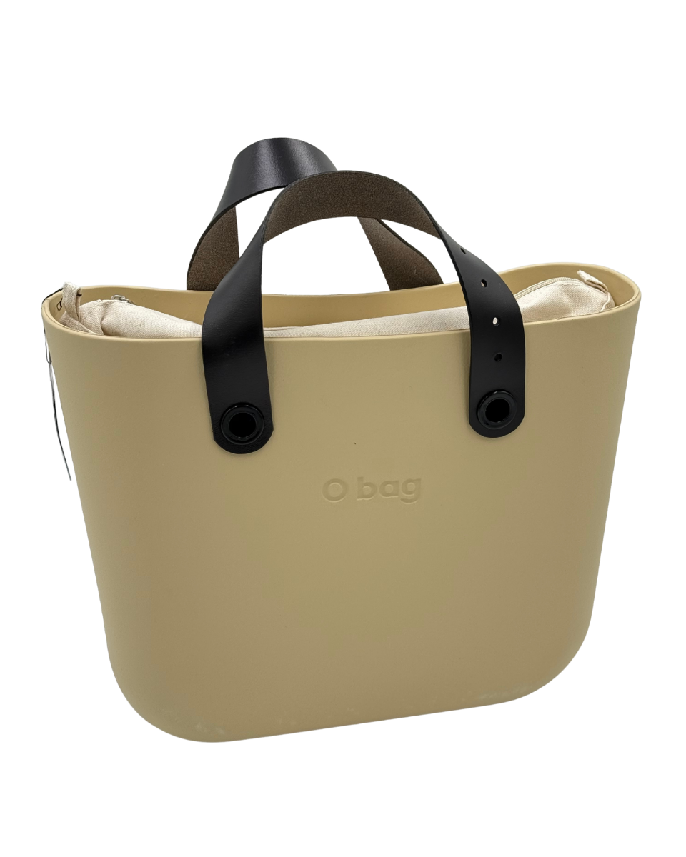 O bag Mini – Henkeltasche in Sandbeige mit schwarzen Griffen & cremefarbenem Inneren