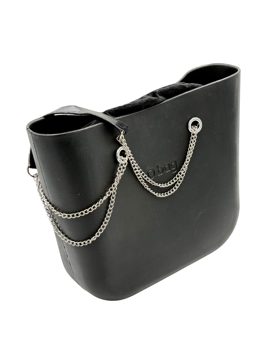 O bag – Schwarze Tragetasche mit silbernen Kettenhenkeln & schwarzem Plüsch-Innenleben
