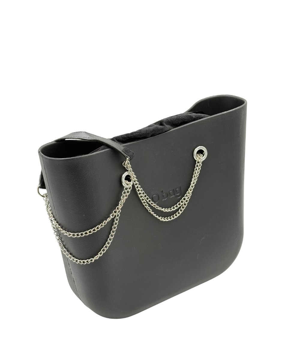 O bag – Schwarze Tragetasche mit silbernen Kettenhenkeln & schwarzem Plüsch-Innenleben