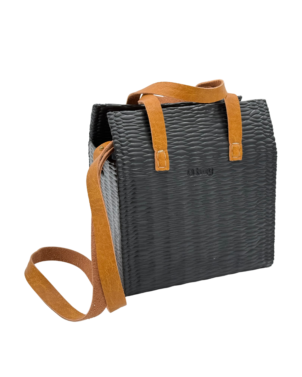 O bag Glam – Schwarze Tasche mit gewebter Textur und cognacfarbenen Ledergriffen