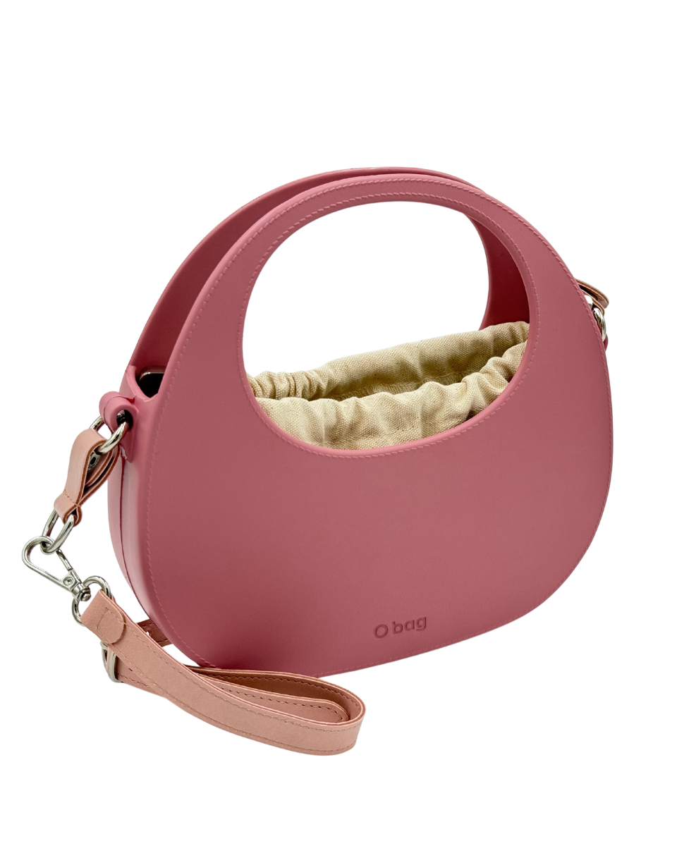 O bag Chase – Rosenfarbene Moon Bag mit Puderfarbenem Riemen & Creme-Innenseite
