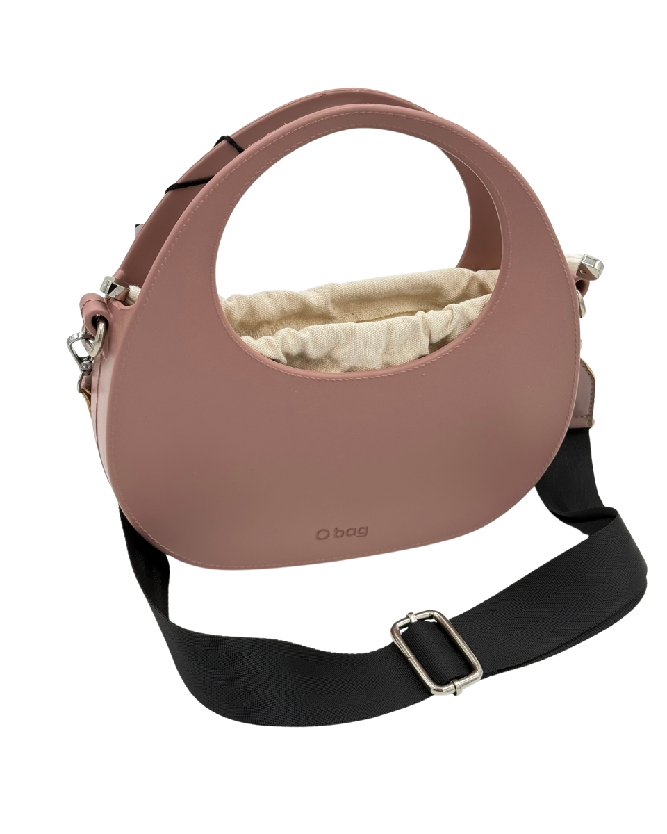 O bag Chase – Dusty Rose Moon Bag mit schwarzem breiten Trageriemen & cremefarbenem Interieur