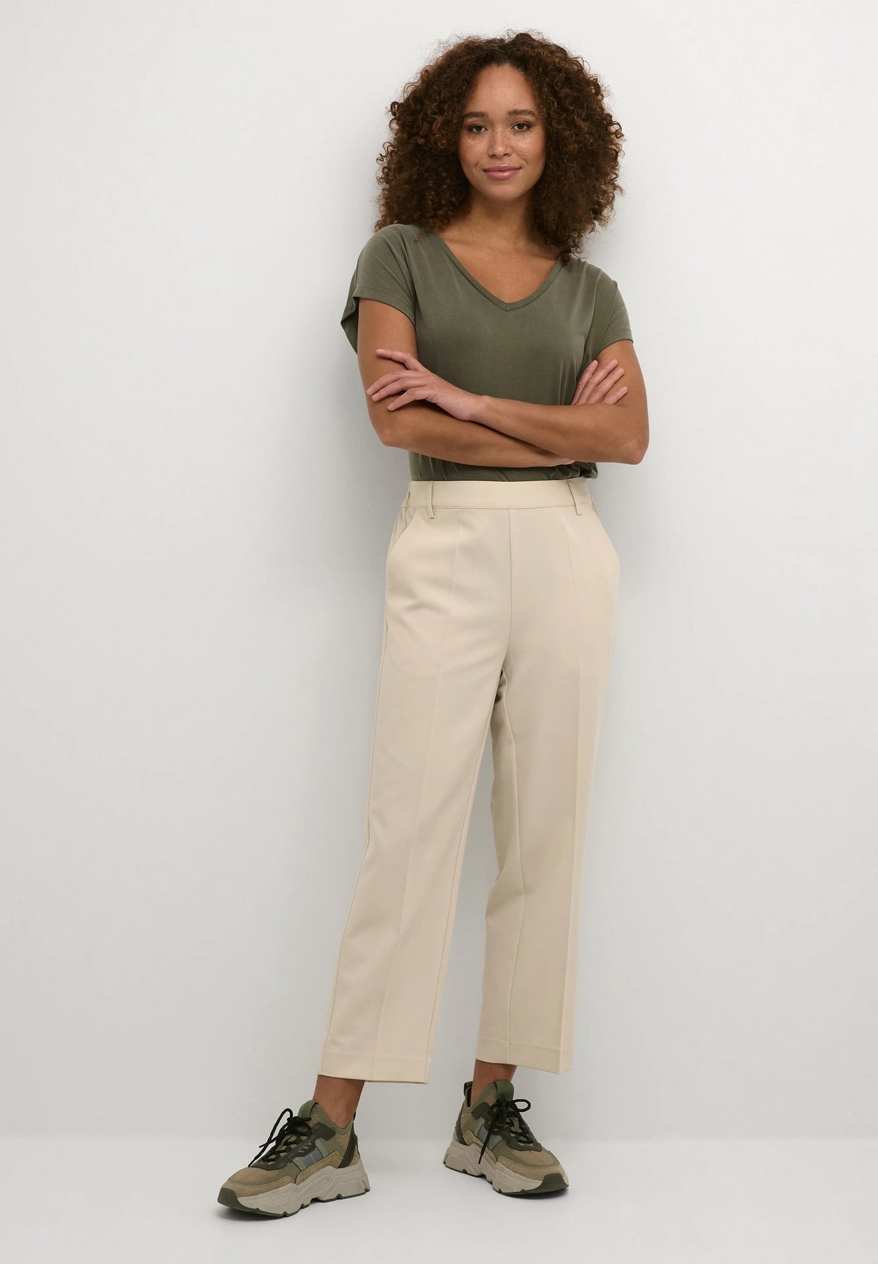 Kaffe KAsakura HW Sand Beige Cropped Tailored Trousers – Elastischer Bund Bügelfalten Seitentaschen | Damen