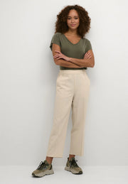 Kaffe KAsakura HW Sand Beige Cropped Tailored Trousers – Elastischer Bund Bügelfalten Seitentaschen | Damen