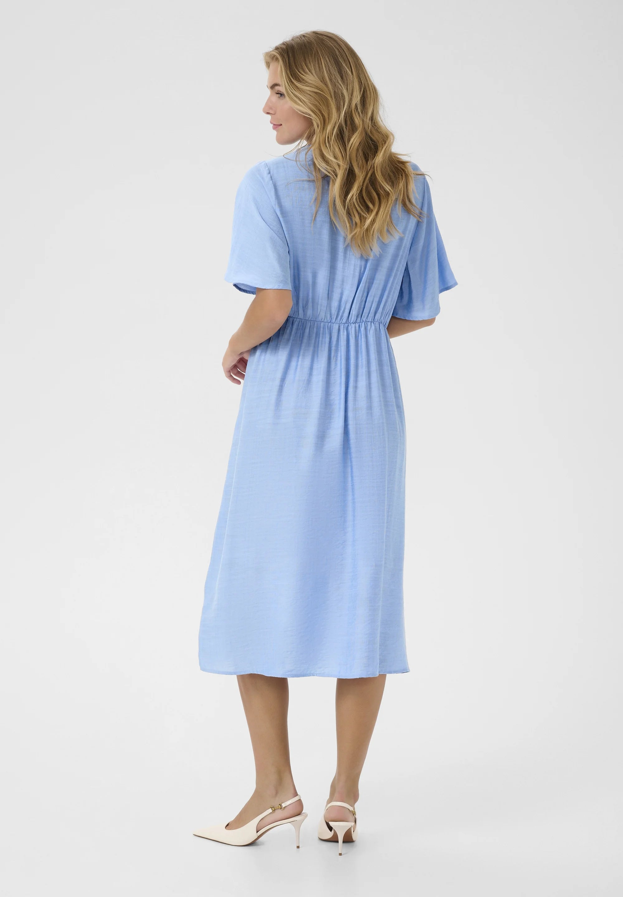 Kaffe KAjasmin Placid Blue Twist Front Midi Dress – V-Ausschnitt, flatternde Ärmel, elastischer Rücken | Damen