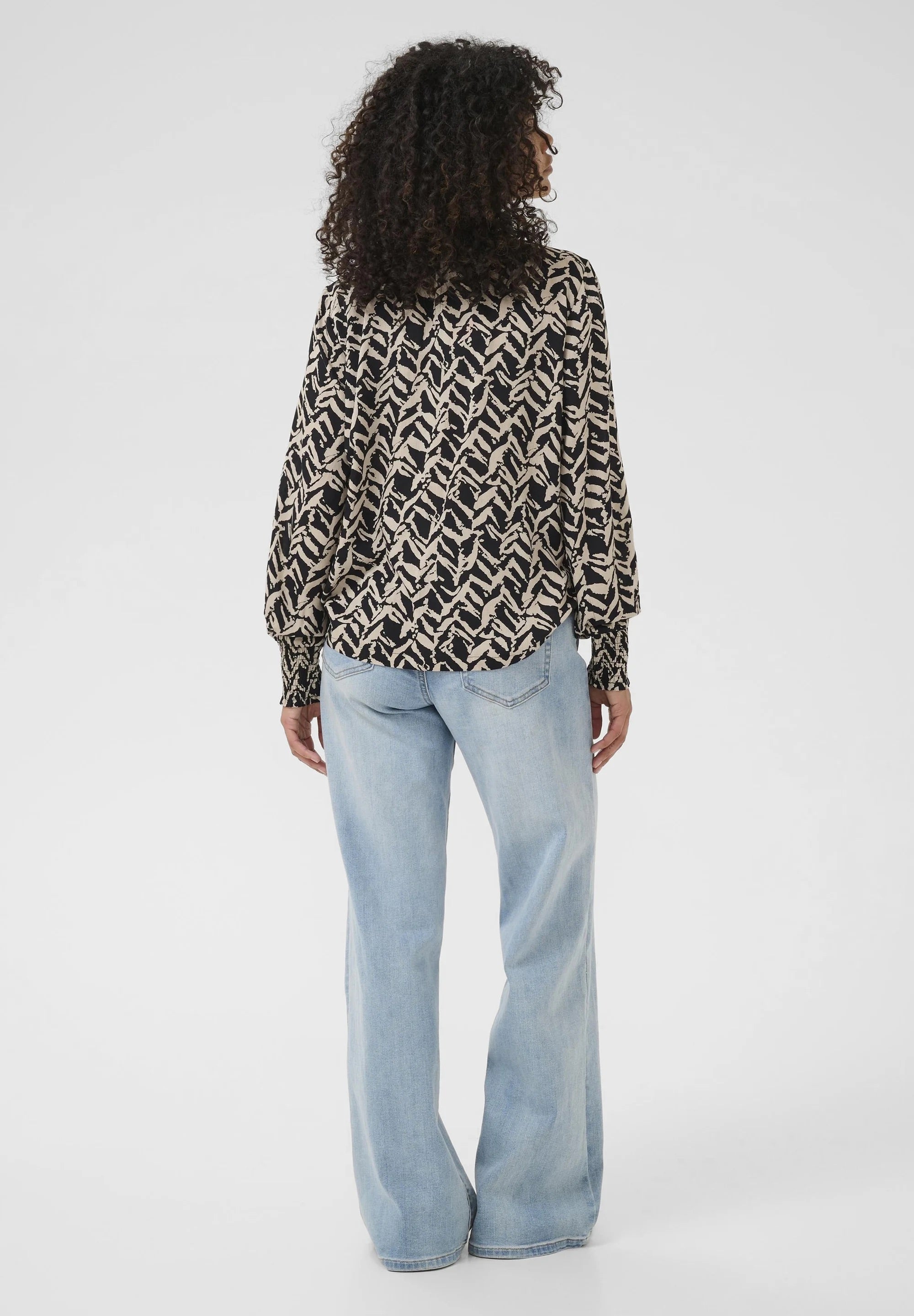 Kaffe KAdina Bluse mit hohem Halsausschnitt, gesmokt, Schwarz-Creme, Zebra-Print, lange Puffärmel, gesmokte Manschetten | Damen