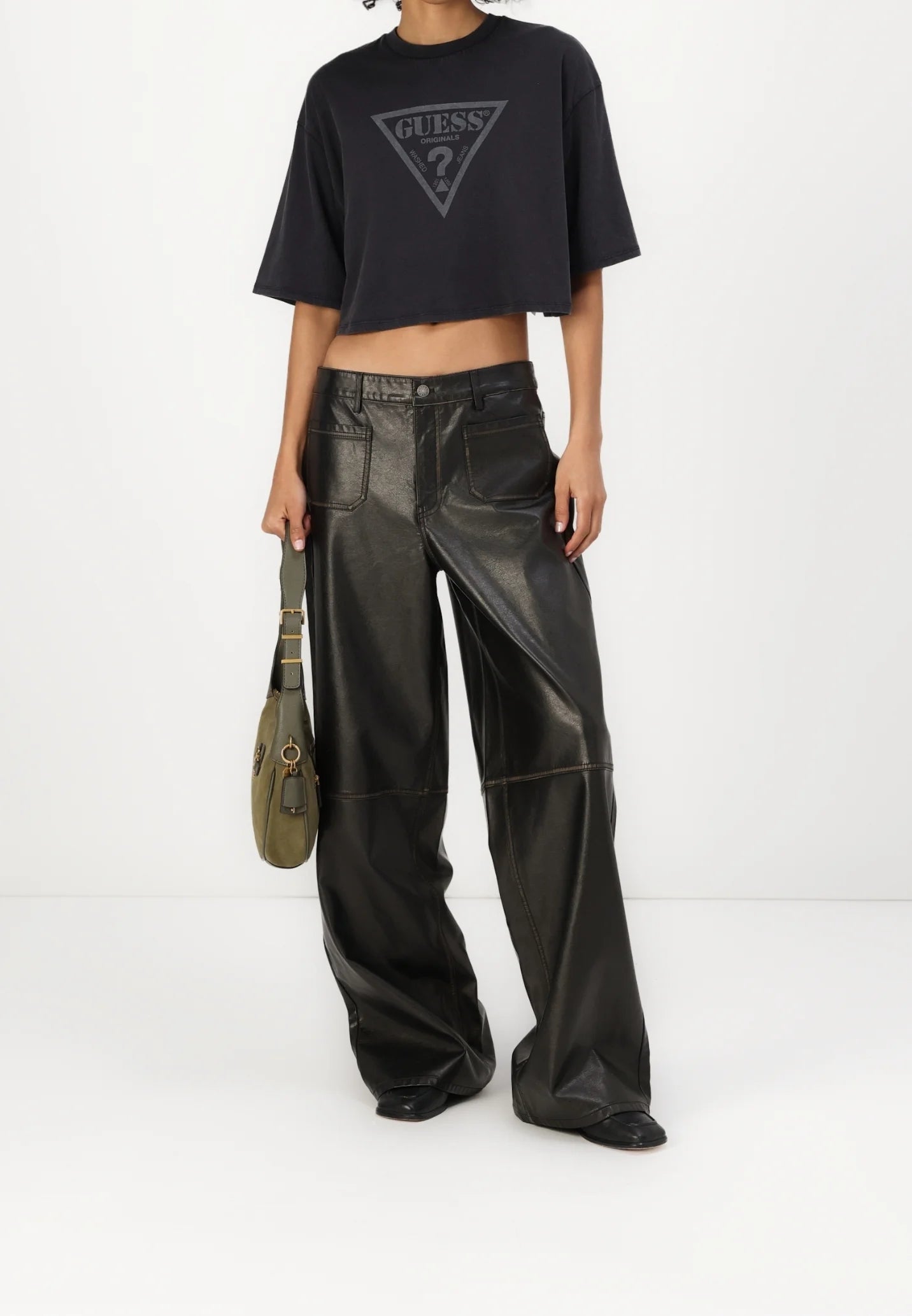 Guess Originals Dreieck-Logo Crop T-Shirt – Schwarz M