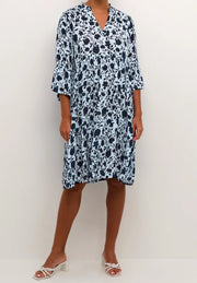 Kaffe KAisolde Midikleid mit Blumenmuster in Eisblau Navy – Rüschenkragen 3/4-Glöckchenärmel Stufenrocksaum | Damen