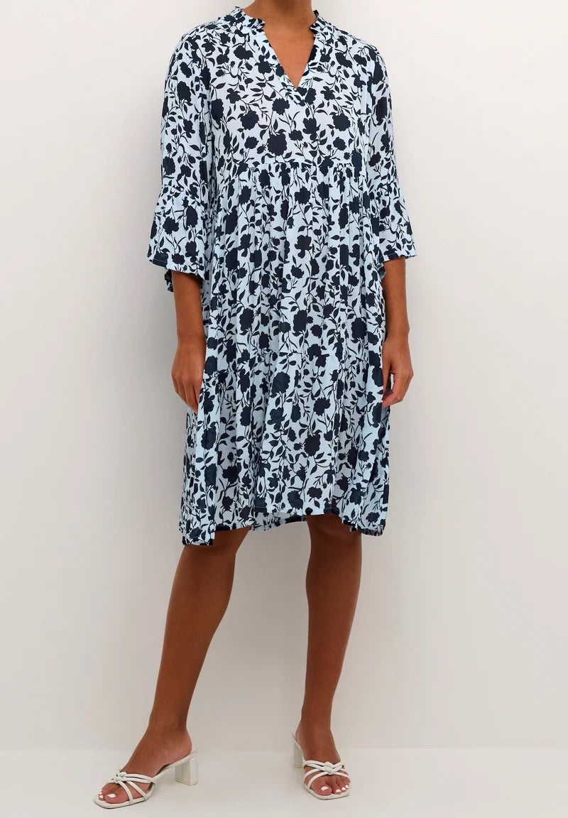 Kaffe KAisolde Midikleid mit Blumenmuster in Eisblau Navy – Rüschenkragen 3/4-Glöckchenärmel Stufenrocksaum | Damen
