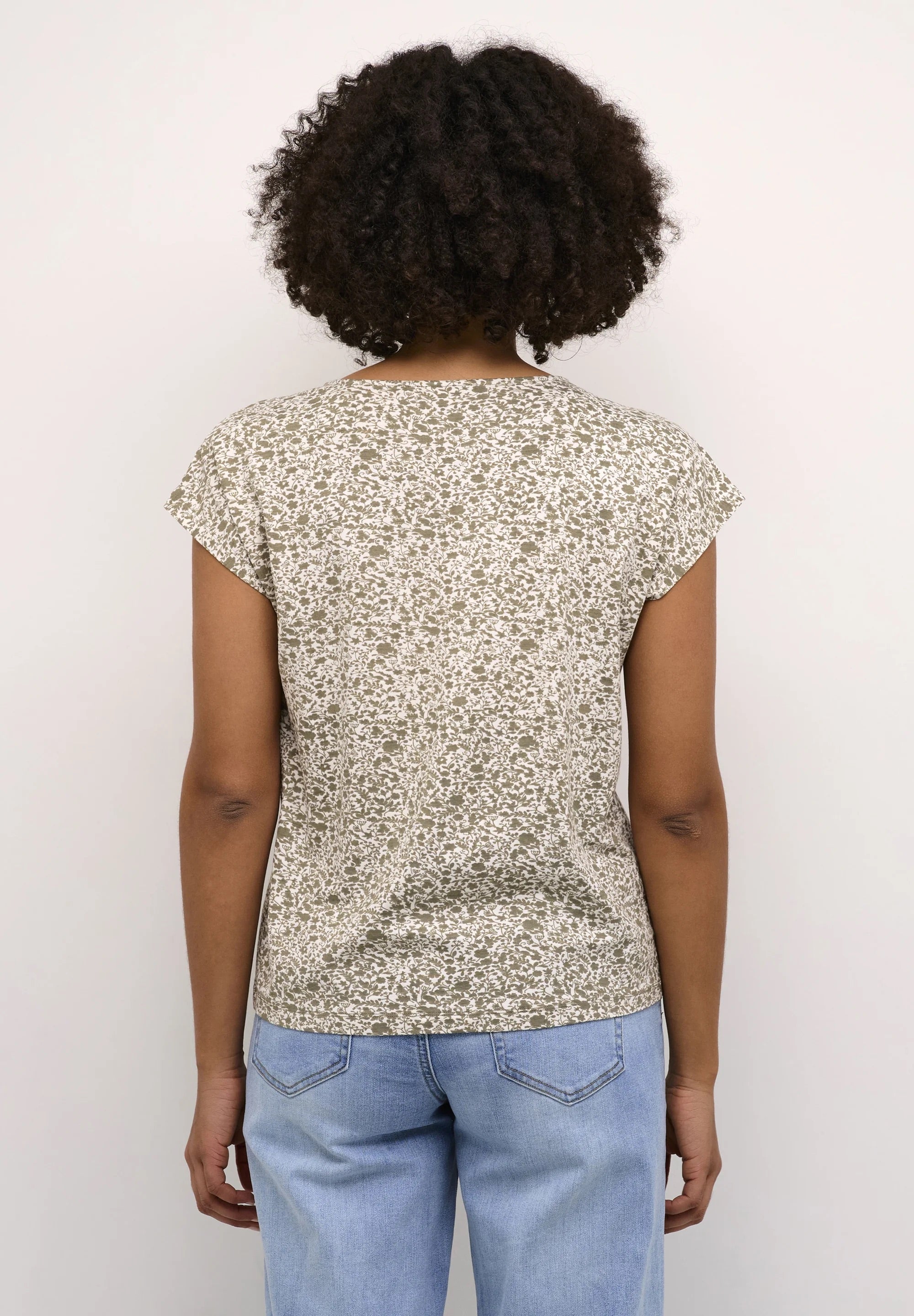 Kaffe Kamille Creme Salbeigrün Blumenmuster V-Ausschnitt T-Shirt – Kappenärmel Legerer Schnitt | Damen