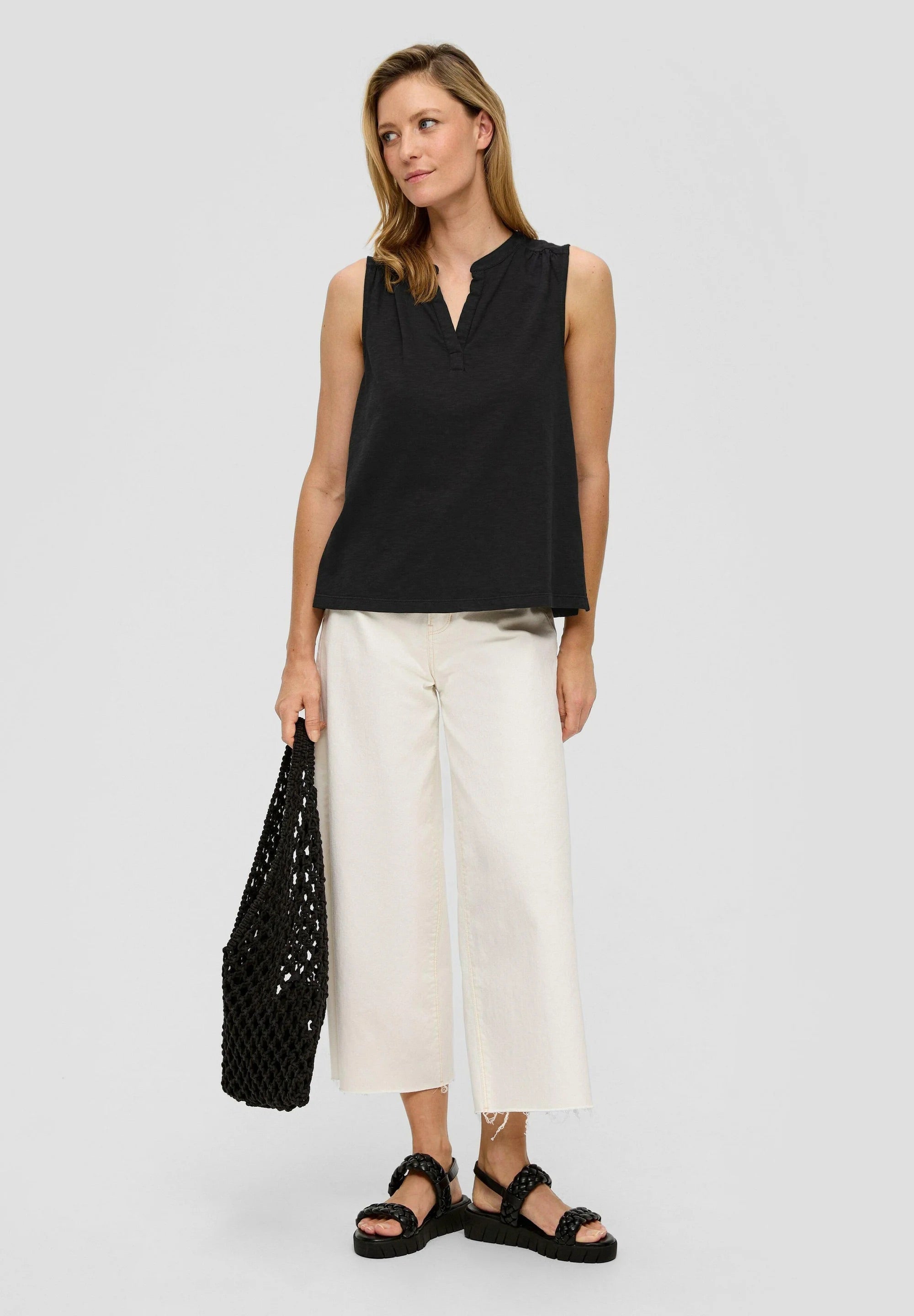 Ärmellose Bluse von s.Oliver mit V-Ausschnitt – Schwarz