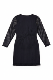 schwarzes Kleid Rückansicht Legefoto