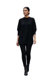 schwarzem Pullover urban Spaziergang 1