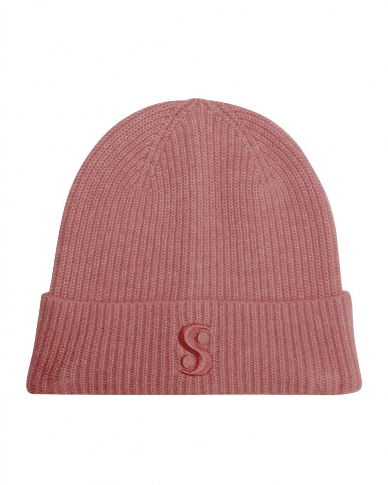 Dusty pink s.Oliver women’s ribbed knitted beanie with a folded cuff and tonal embroidered S on a white background.
