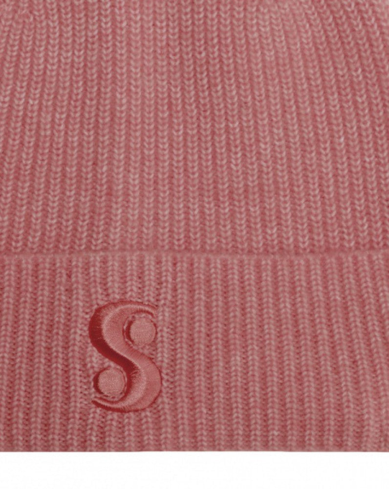 Close-up of the fine ribbed knit and tonal embroidered S on the dusty pink s.Oliver beanie.