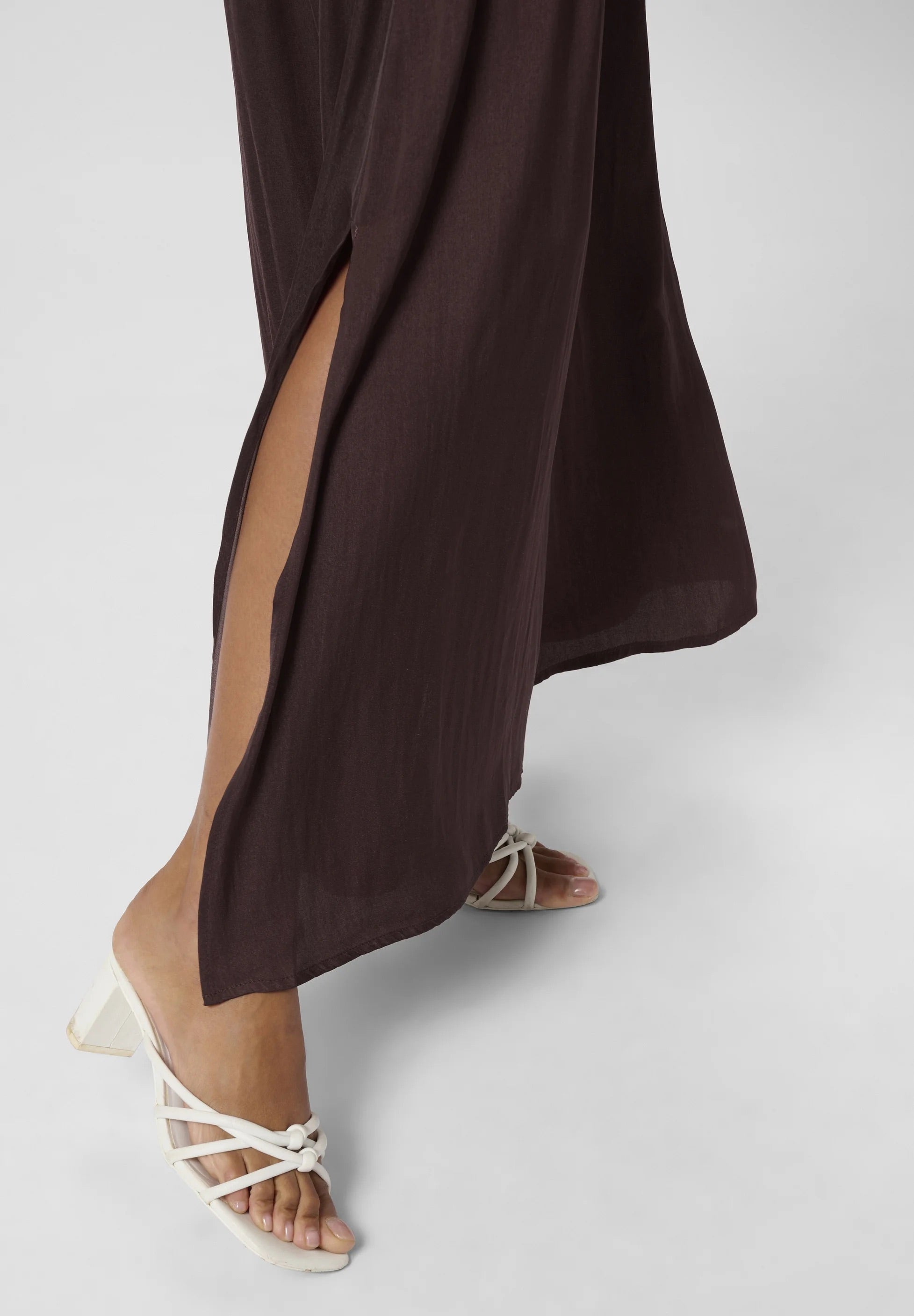Kaffe KAallie Fudge Brown Plissierter Maxi-Rock aus Satin – Gummibund Seitentasche Seitenschlitz | Damen