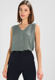 Kaffe Amber Top Dusty Jade Crinkle V-Neck Ärmellose Bluse – Pintuck Rücken Relaxed Fit | Damen