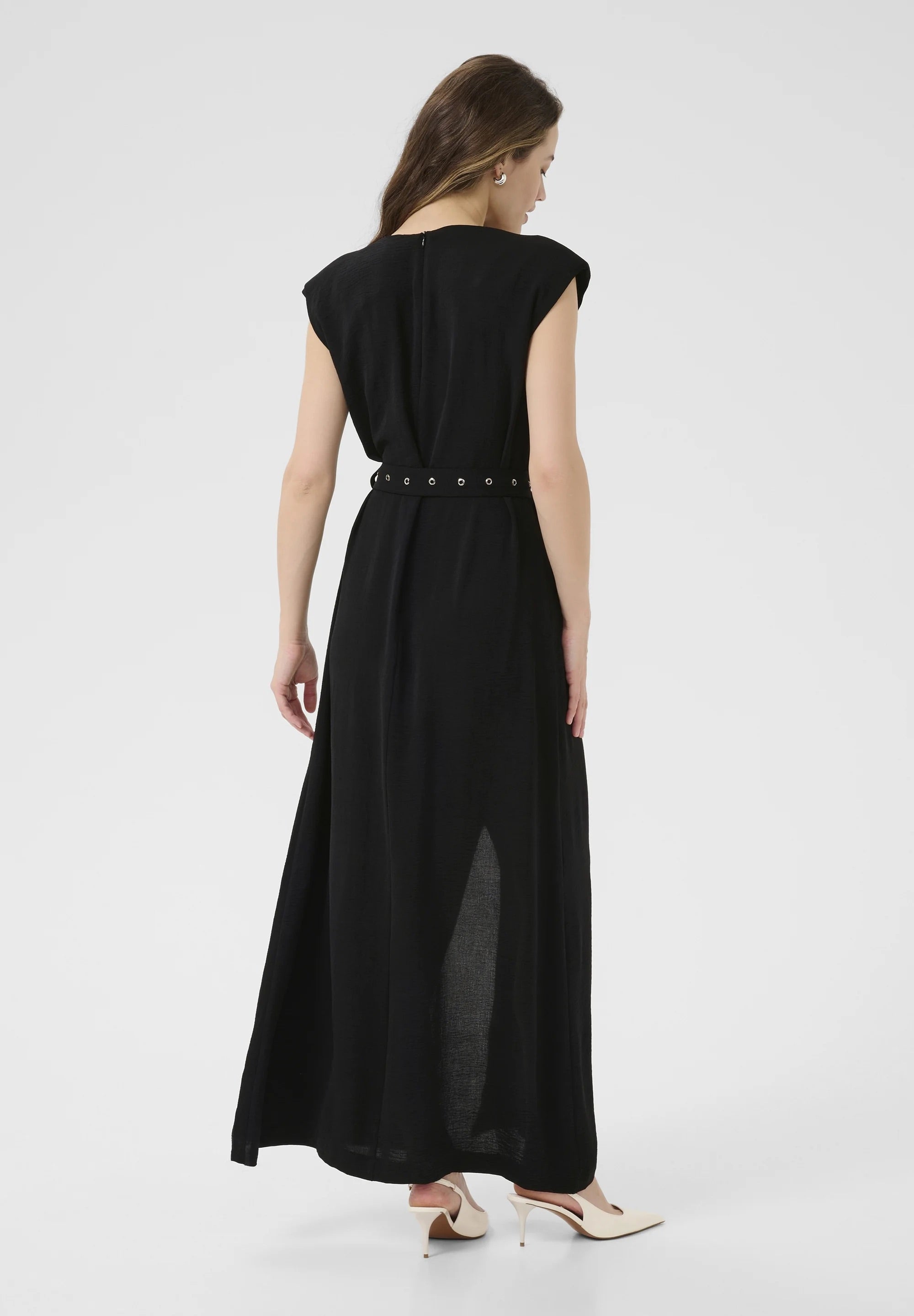 Kaffe Katessa Schwarzes Maxikleid mit Ösengürtel – Strukturierte Schultern, kurze Ärmel, Seitenschlitz | Damen