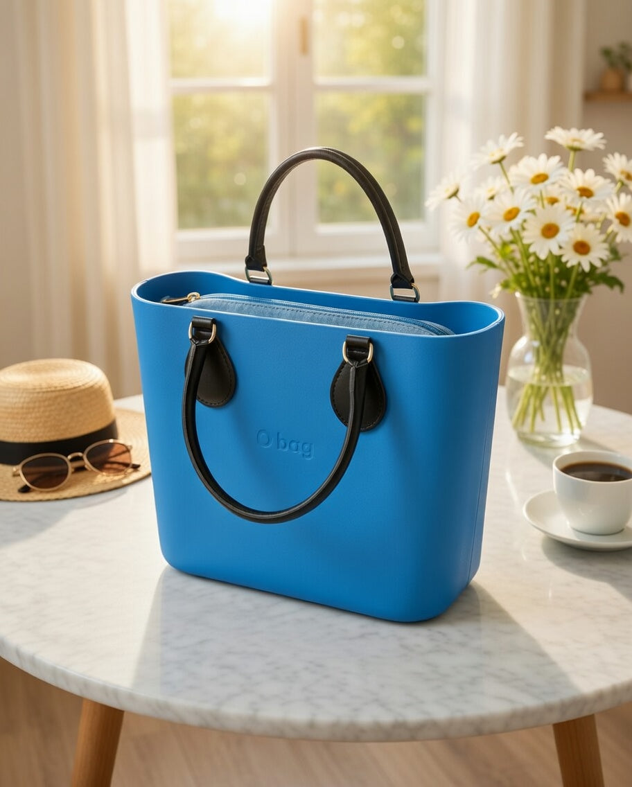 O bag Mini – Blaue Umhängetasche mit schwarzen Lederhenkeln