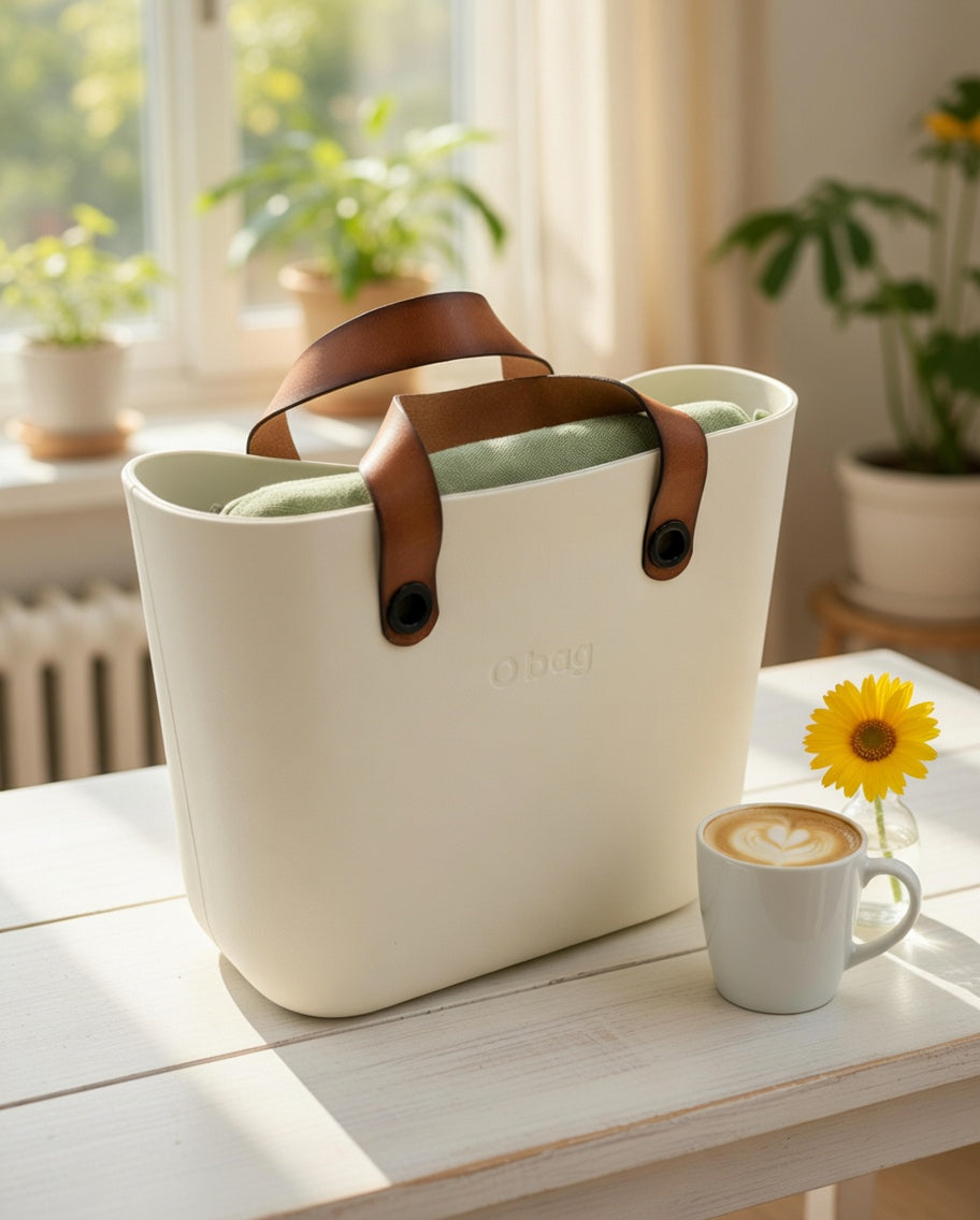 O bag – Off-White Tragetasche mit cognacfarbenen Ledergriffen & salbeigrüner Innentasche