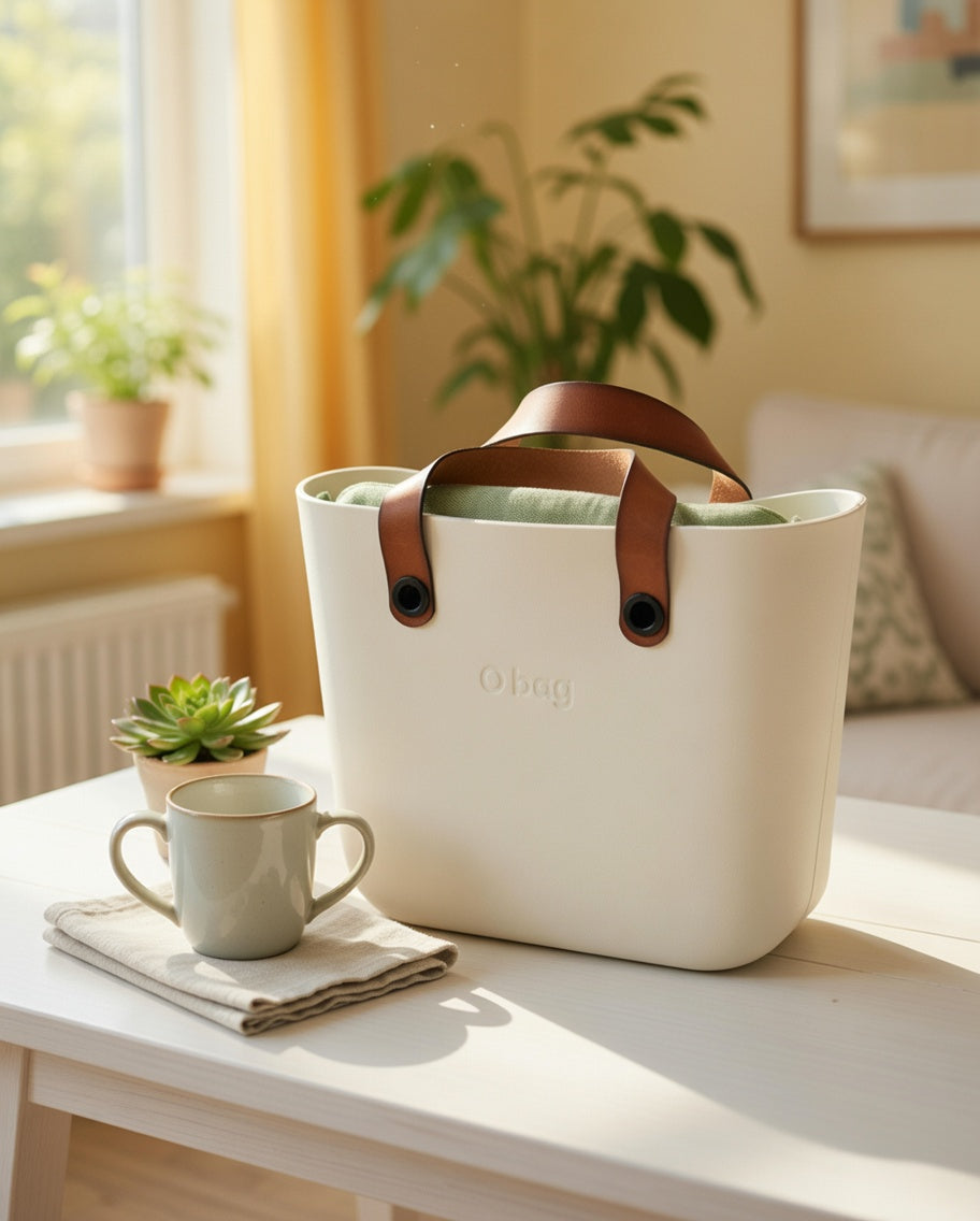 O bag – Off-White Tragetasche mit cognacfarbenen Ledergriffen & salbeigrüner Innentasche