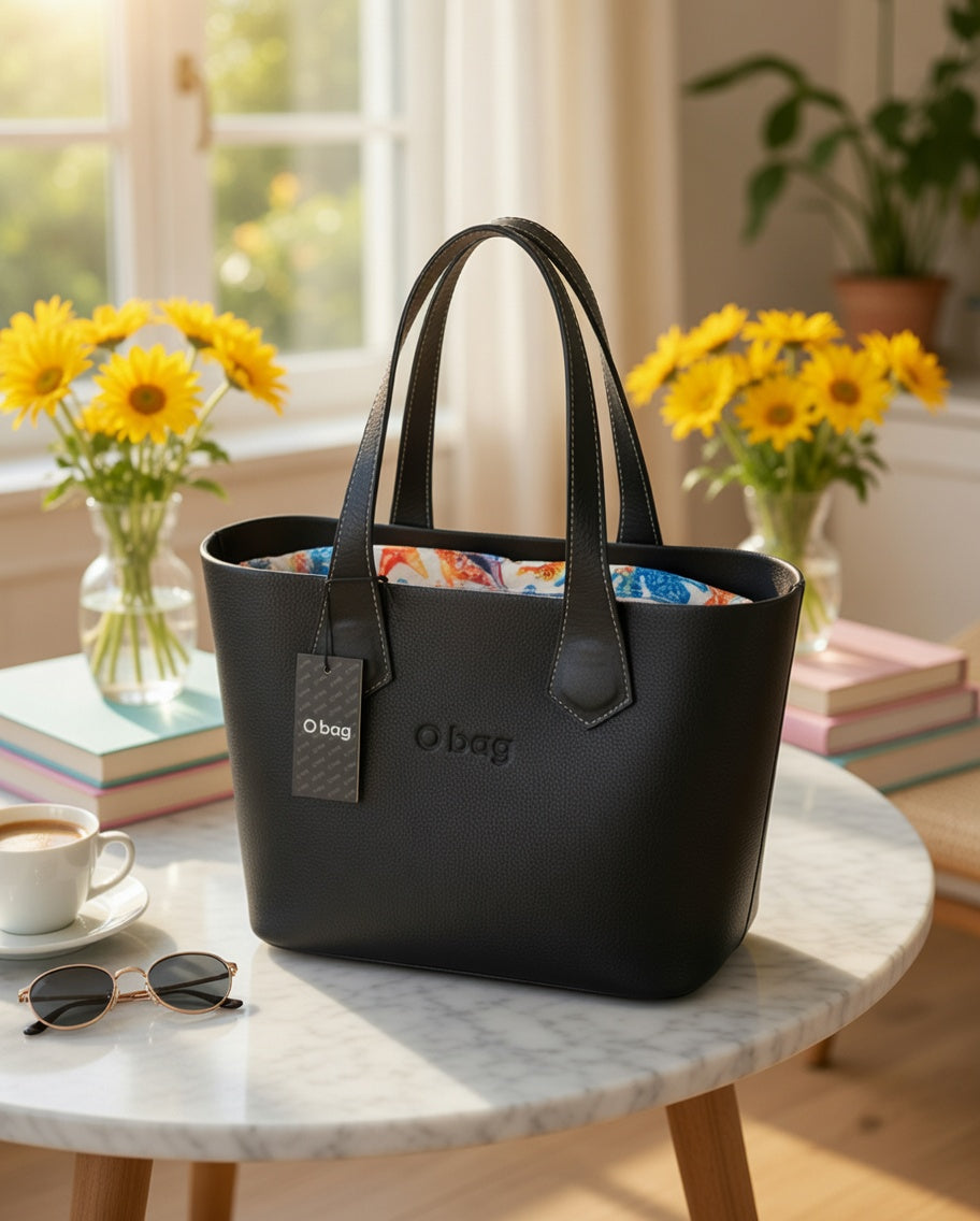 O bag Mini – Schwarze Tragetasche mit Ocean-Print-Innenfutter