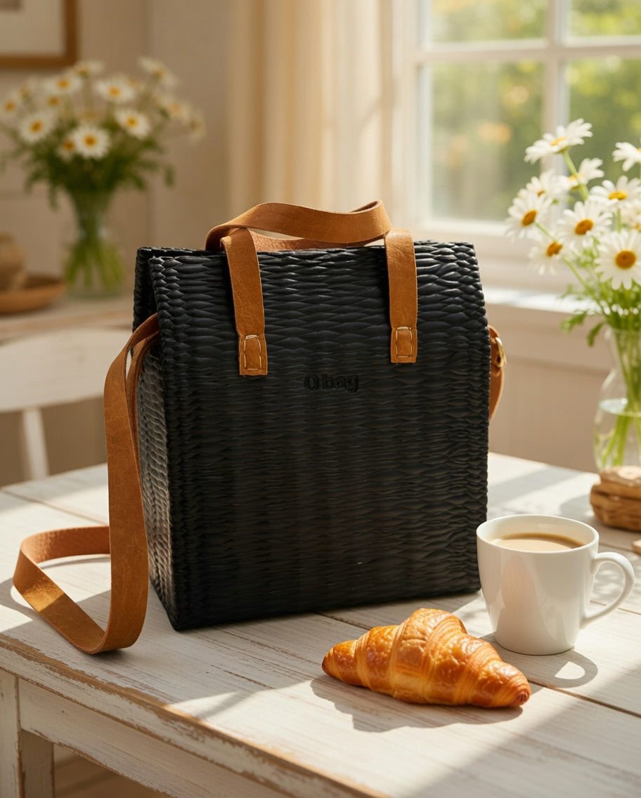 O bag Glam – Schwarze Tasche mit gewebter Textur und cognacfarbenen Ledergriffen