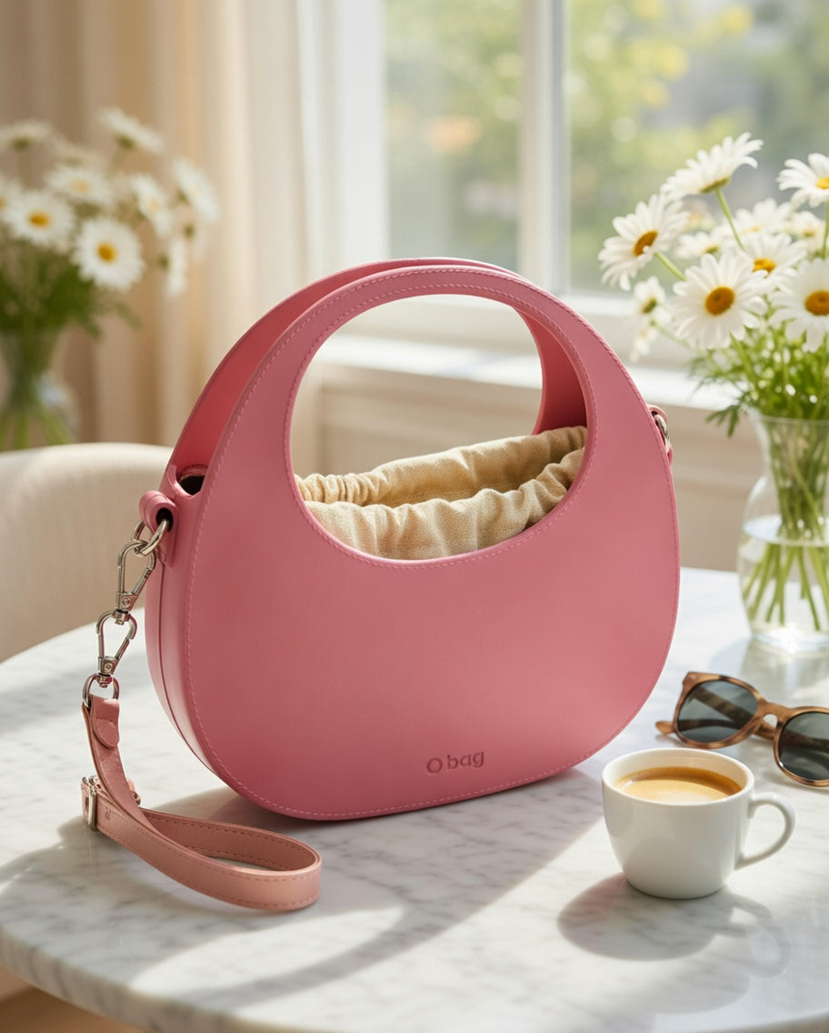O bag Chase – Rosenfarbene Moon Bag mit Puderfarbenem Riemen & Creme-Innenseite