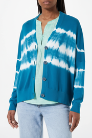 Detailaufnahme Detail tie-dye Muster und Knöpfe