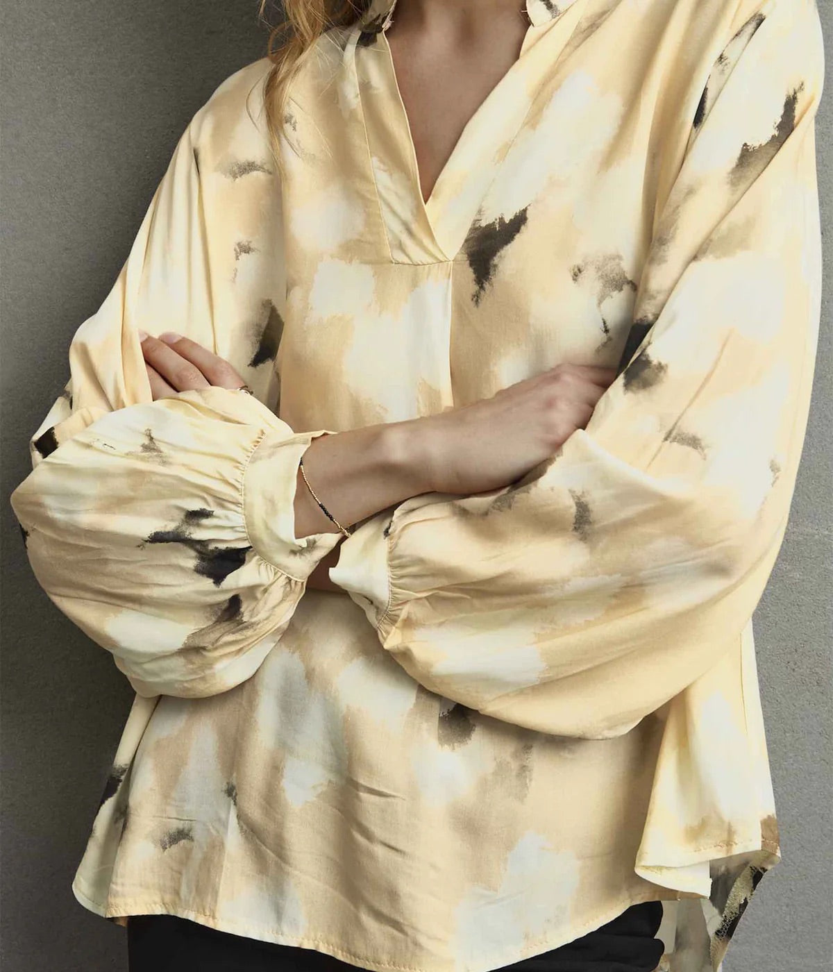 Sorbet Irina Bluse mit abstraktem Print - Sandshell