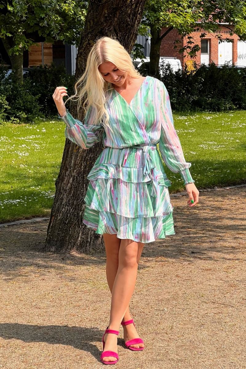 Neo Noir Dennie Blurred Stripe Green Mini Dress – Gestuftes Rüschenwickelkleid | Damen