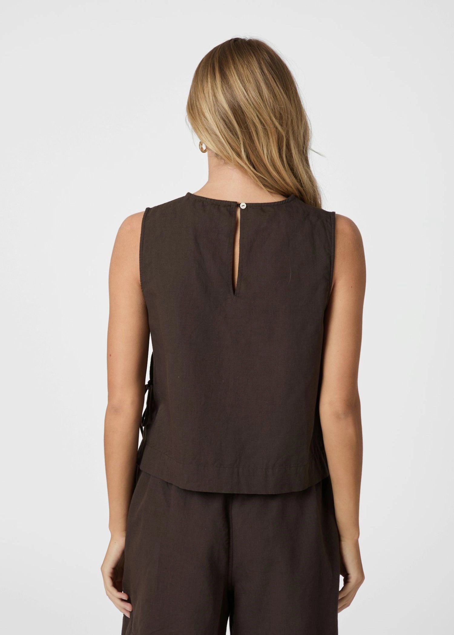 Neo Noir Svetlana Dark Brown Leinen Crop Top – Seitlich gebunden, Rundhals, ärmellos | Damen