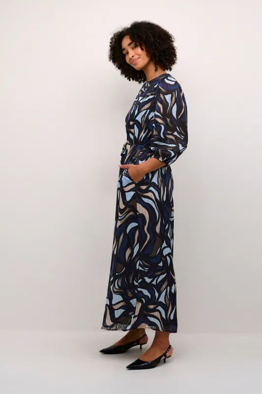 Kaffe Curve KCMarga Blue Grey Abstract Graphic Maxikleid – Rundhalsausschnitt Bindegürtel 3/4 Puffärmel | Damen